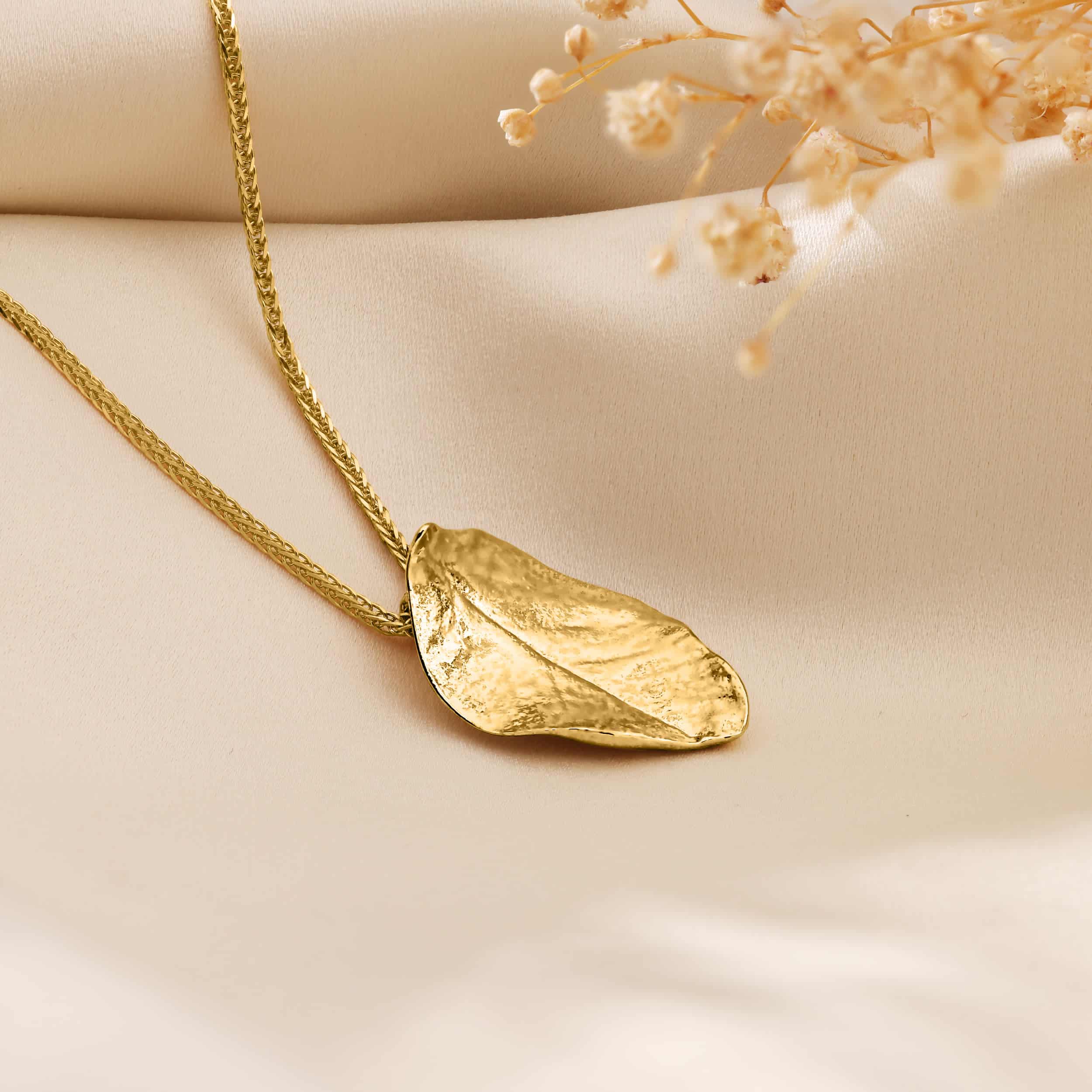 תליון עלה עובד