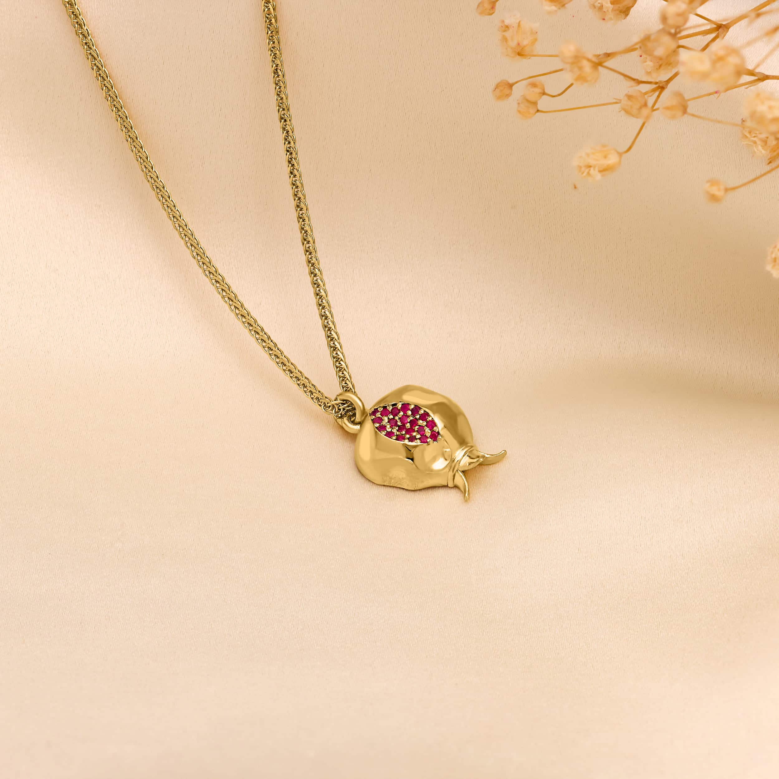 רימון ביכורים- תליון בשיבוץ רובי